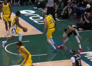 世界杯手机观看软件下载-字母哥落地时膝盖受伤退场：我要先回家休息，看明天感觉如何